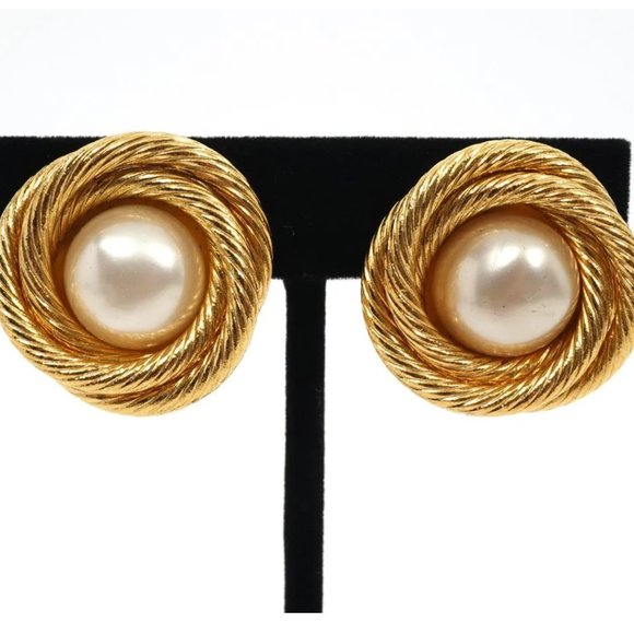 Vintage CHANEL faux pearl gold-tone clip-on earrings - Picture 7 of 7